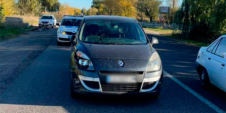 Renault Megane Scenic після збиття велосипеда у селі Слобода
